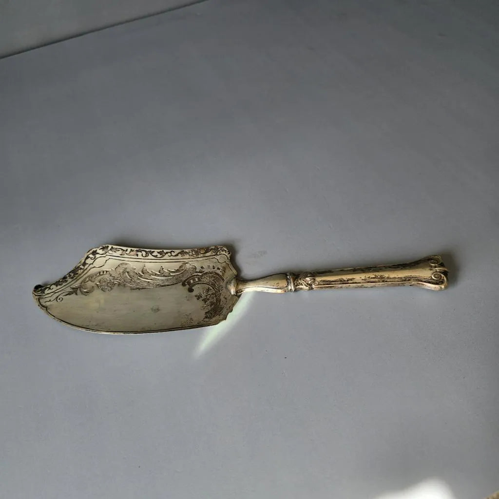 Antiker Fischheber - reich verziert - wohl Silber mit Monogramm