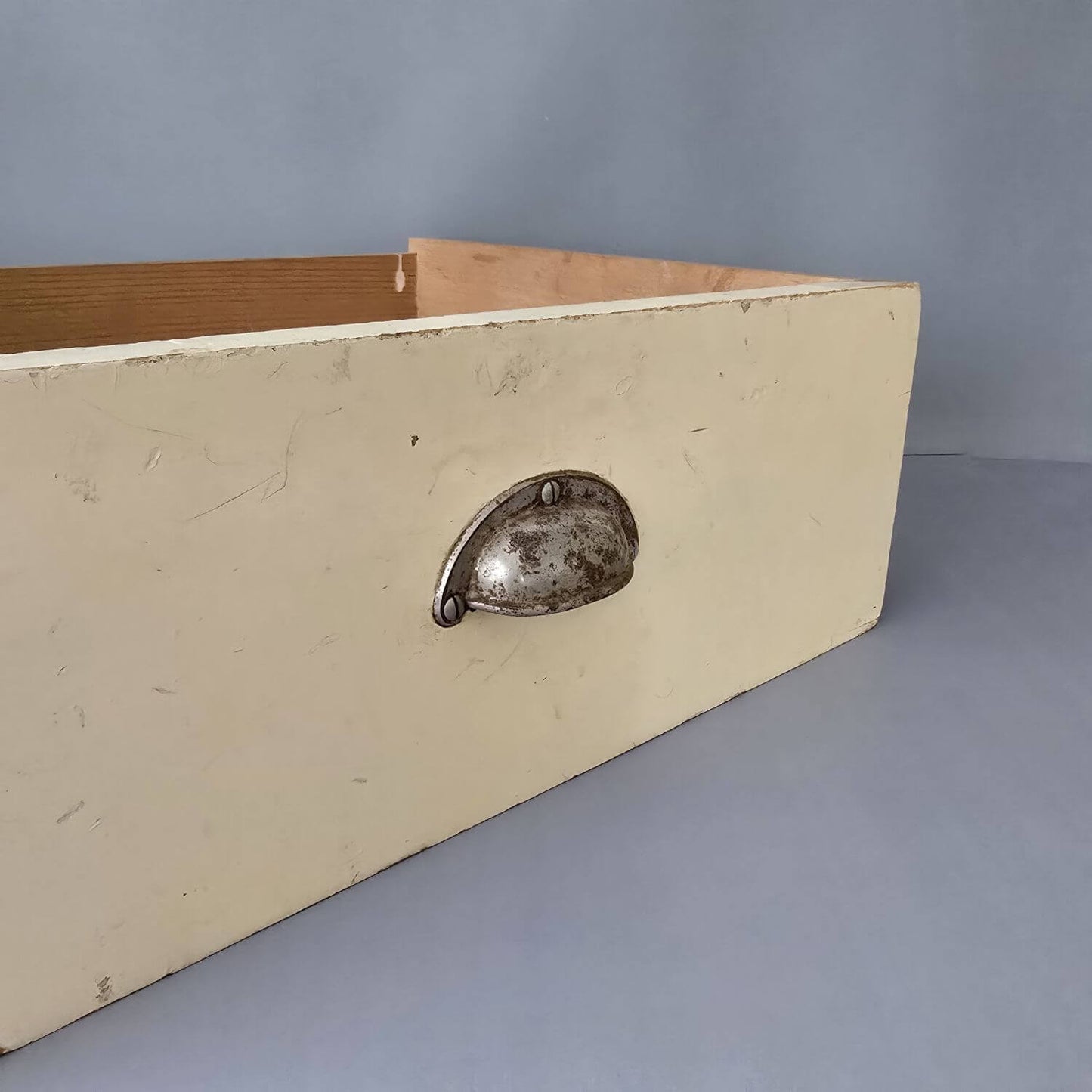Alte Schublade mit Muschelgriff, Shabby 1940er