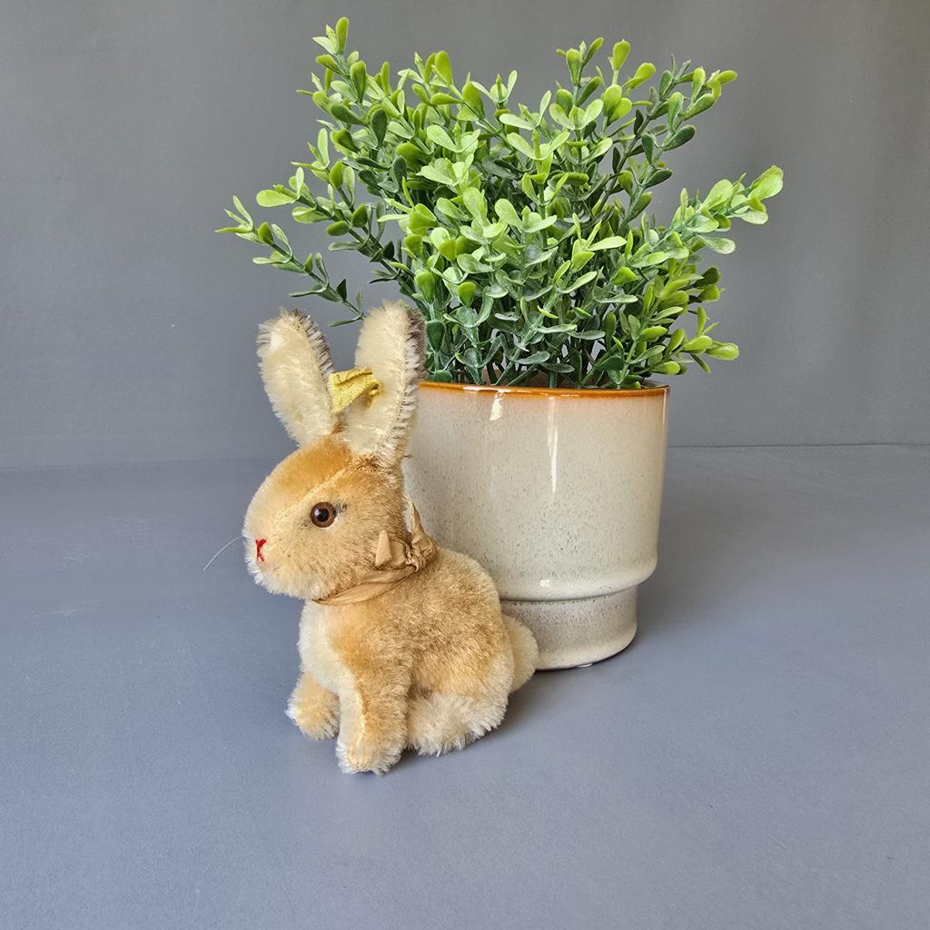 Kleiner Steiff Hase mit Knopf und Fahne