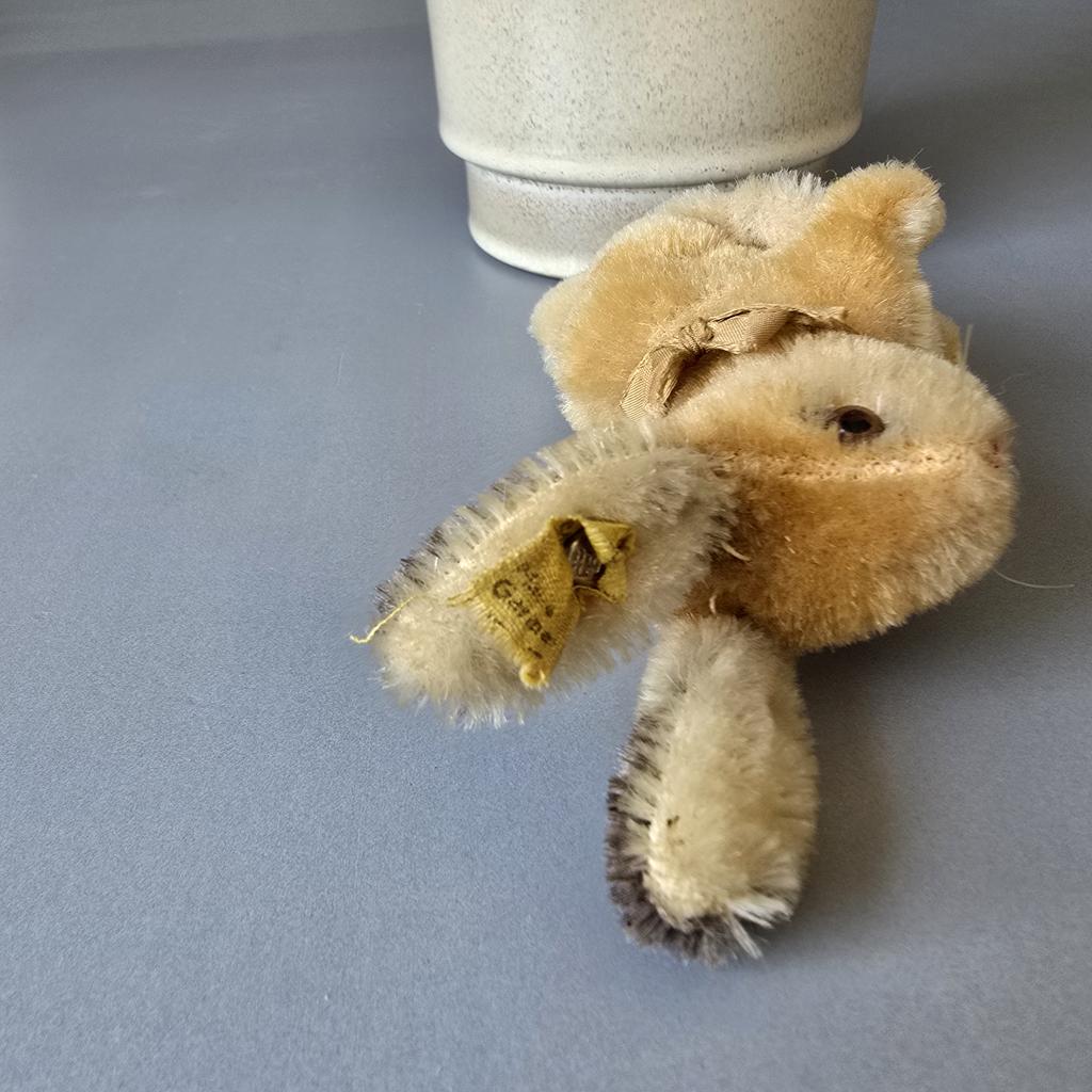 Kleiner Steiff Hase mit Knopf und Fahne