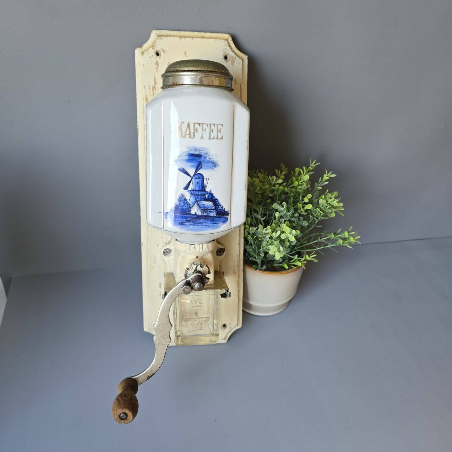Wandkaffeemühle Porzellan/Glas, Windmühle, um 1920
