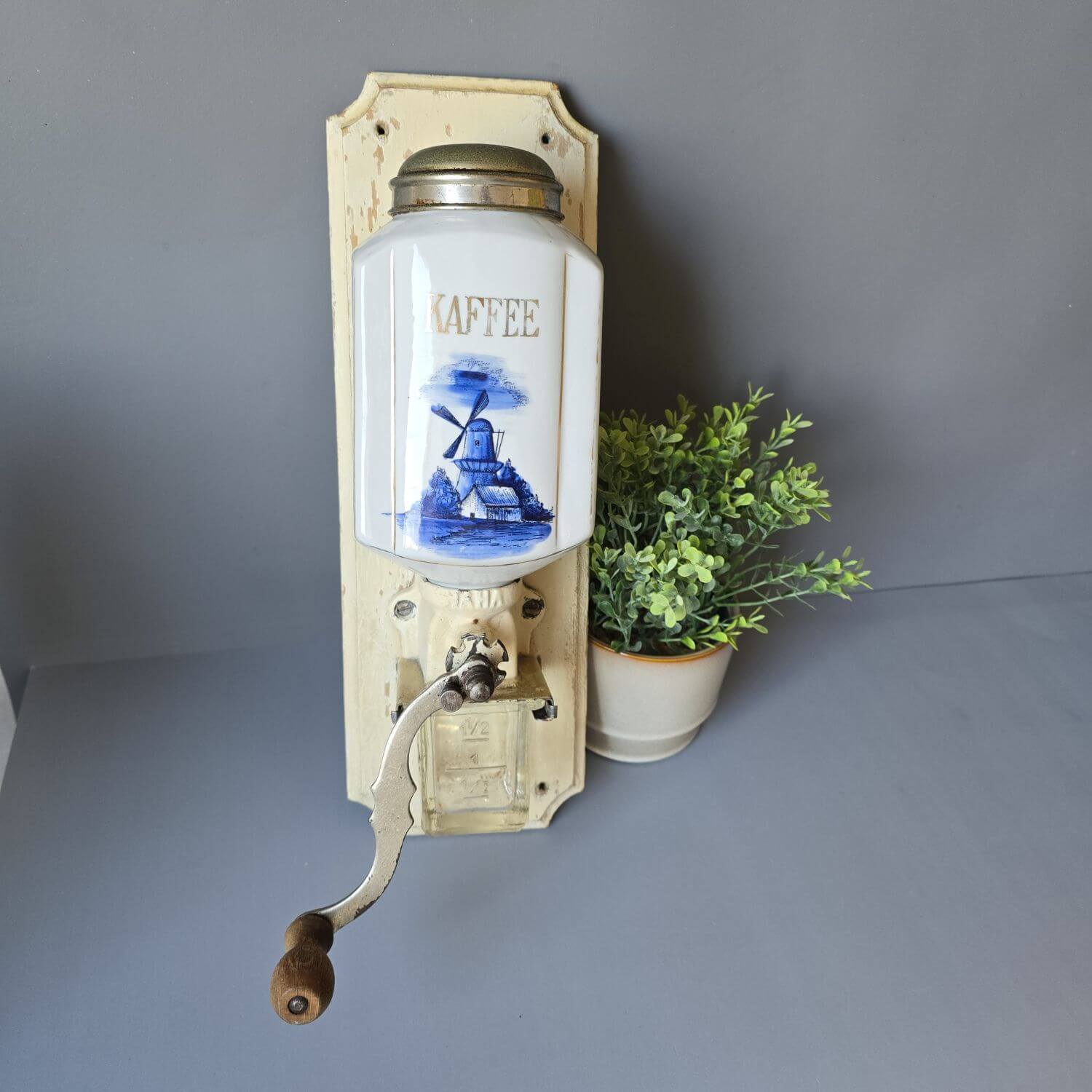 Wandkaffeemühle Porzellan/Glas, Windmühle, um 1920