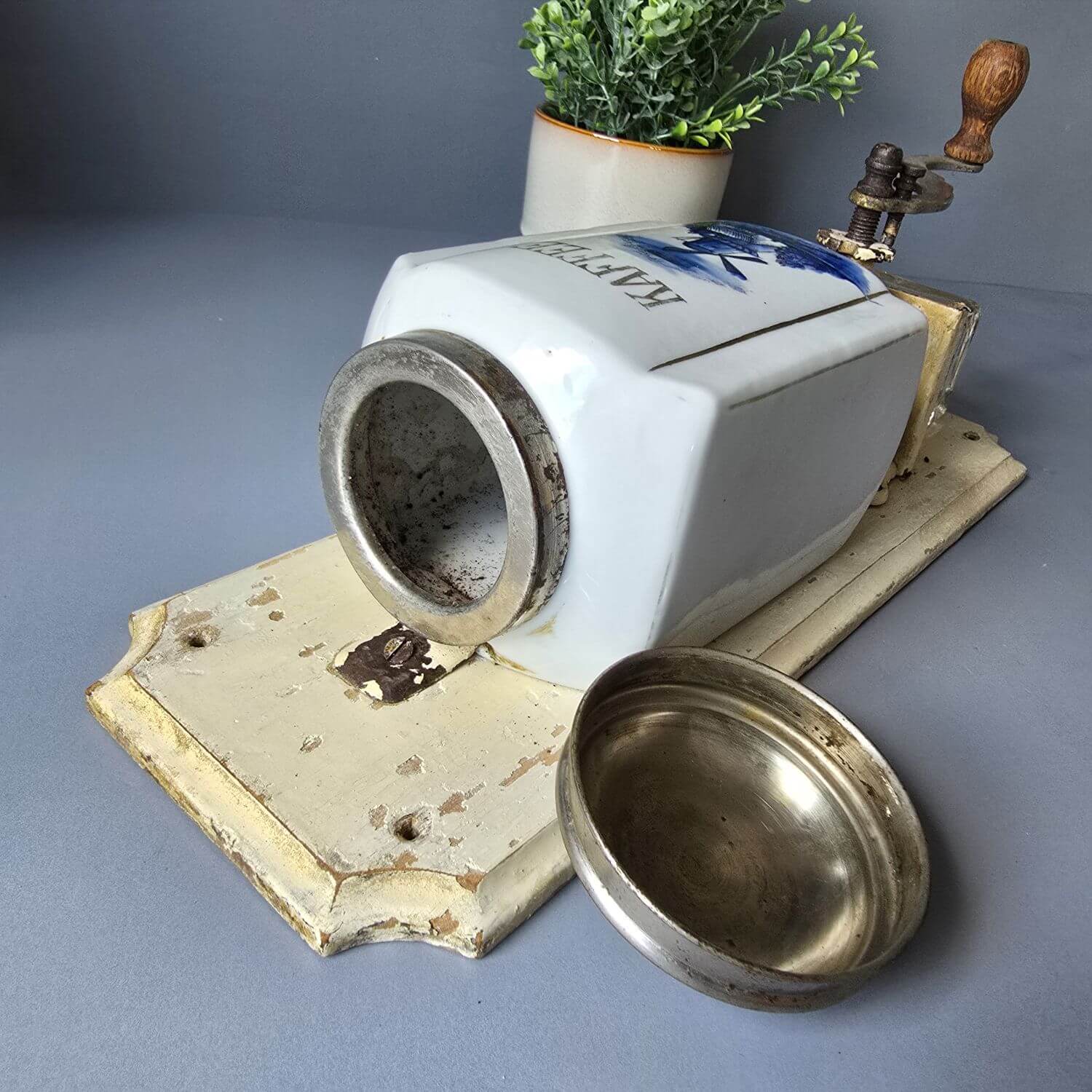 Wandkaffeemühle Porzellan/Glas, Windmühle, um 1920