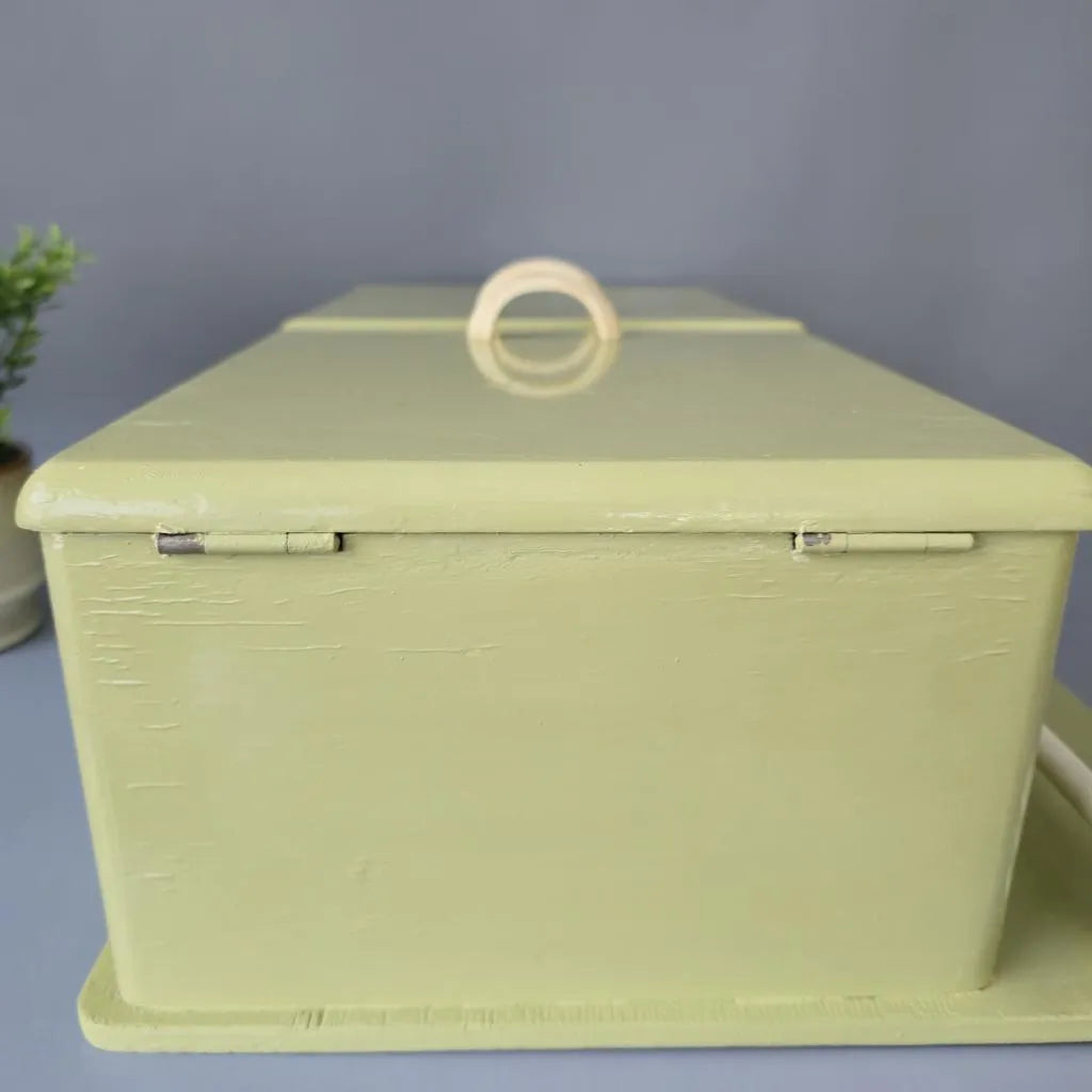 Vintage Wandschrank aus Holz mit Handtuchstange und vier Haken
