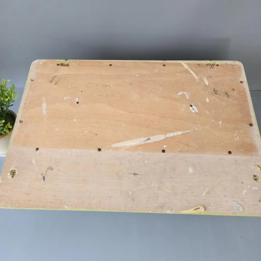 Vintage Wandschrank aus Holz mit Handtuchstange und vier Haken