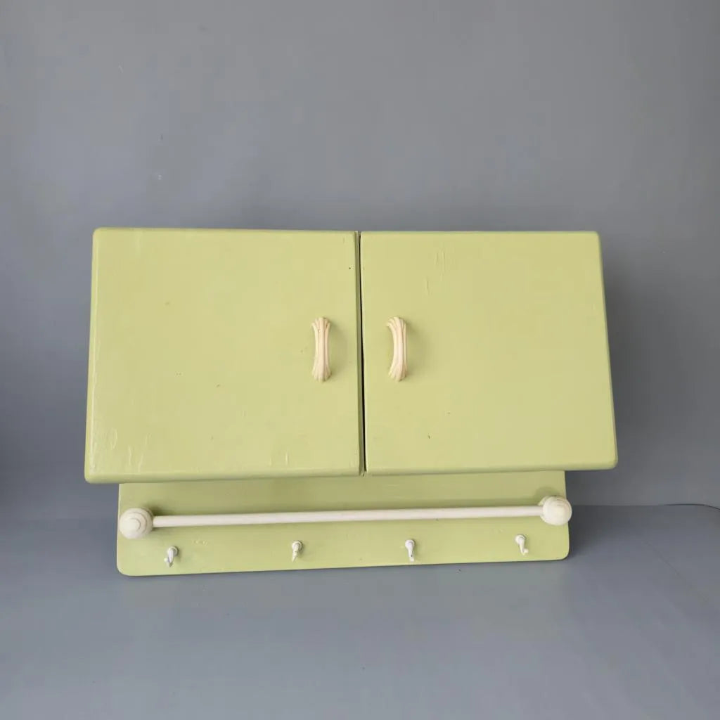 Vintage Wandschrank aus Holz mit Handtuchstange und vier Haken