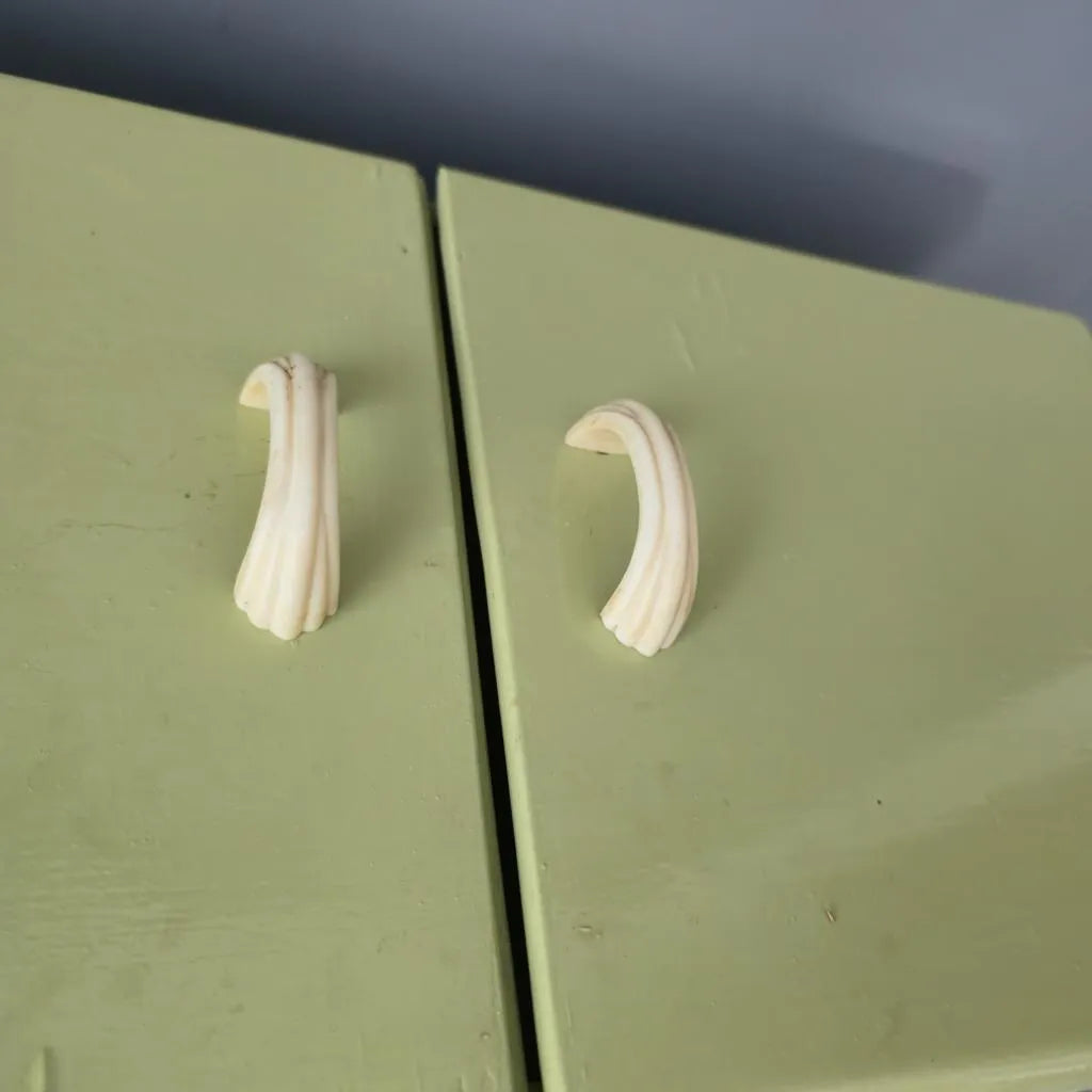Vintage Wandschrank aus Holz mit Handtuchstange und vier Haken