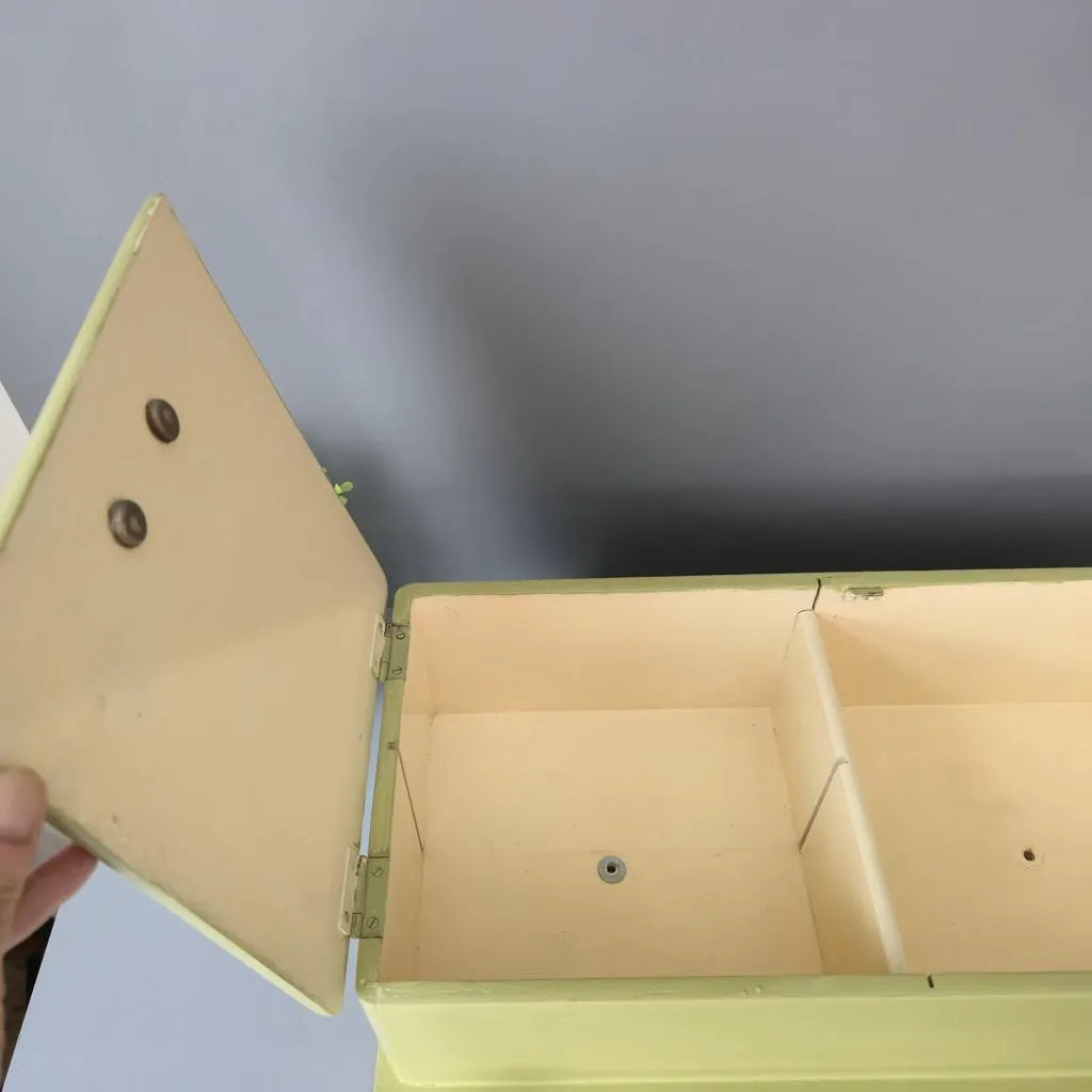 Vintage Wandschrank aus Holz mit Handtuchstange und vier Haken