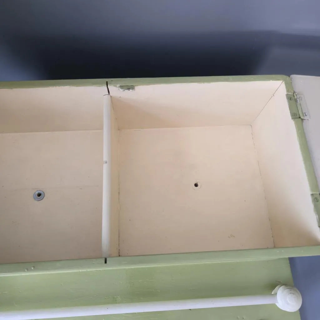 Vintage Wandschrank aus Holz mit Handtuchstange und vier Haken
