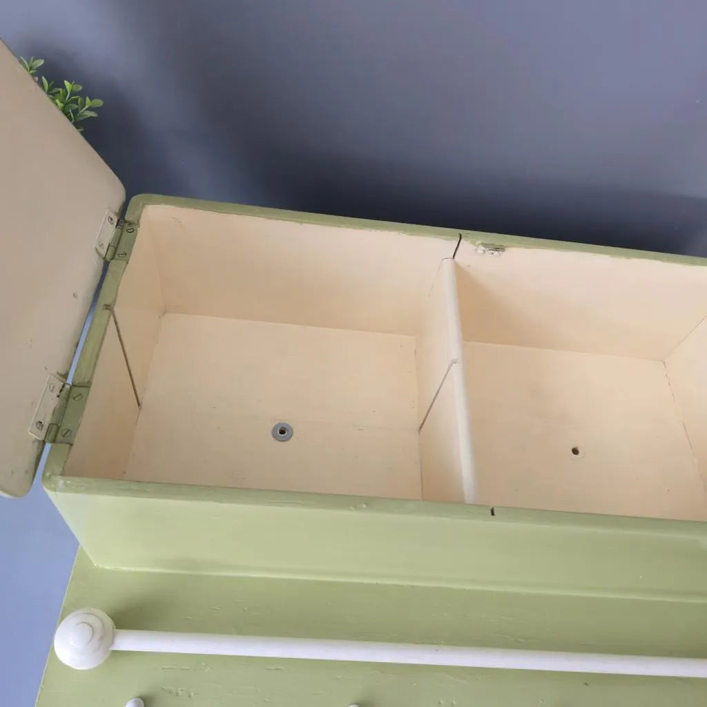 Vintage Wandschrank aus Holz mit Handtuchstange und vier Haken