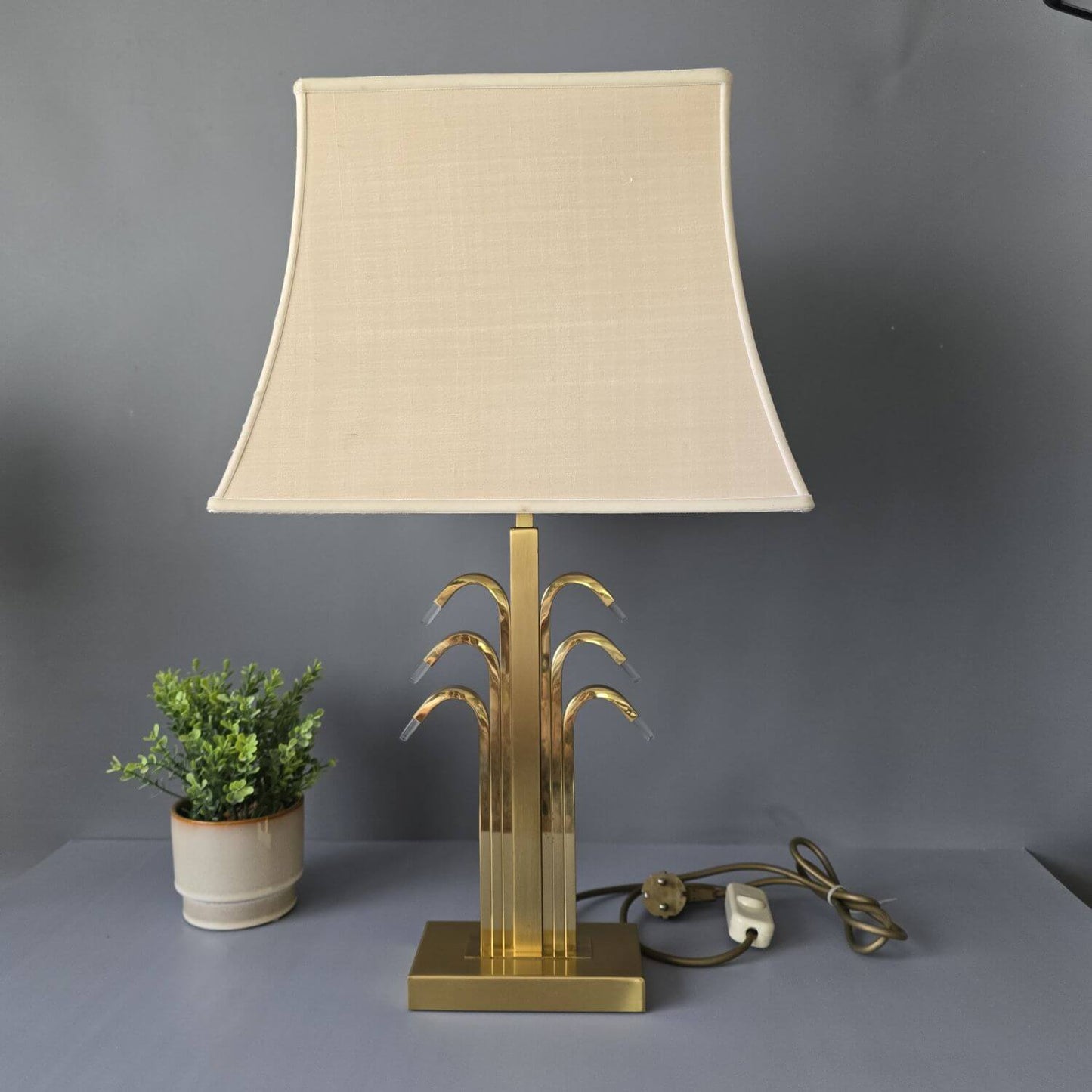 WKR Tischleuchte im Hollywood Regency Style - Messing mit Acryl Applikationen
