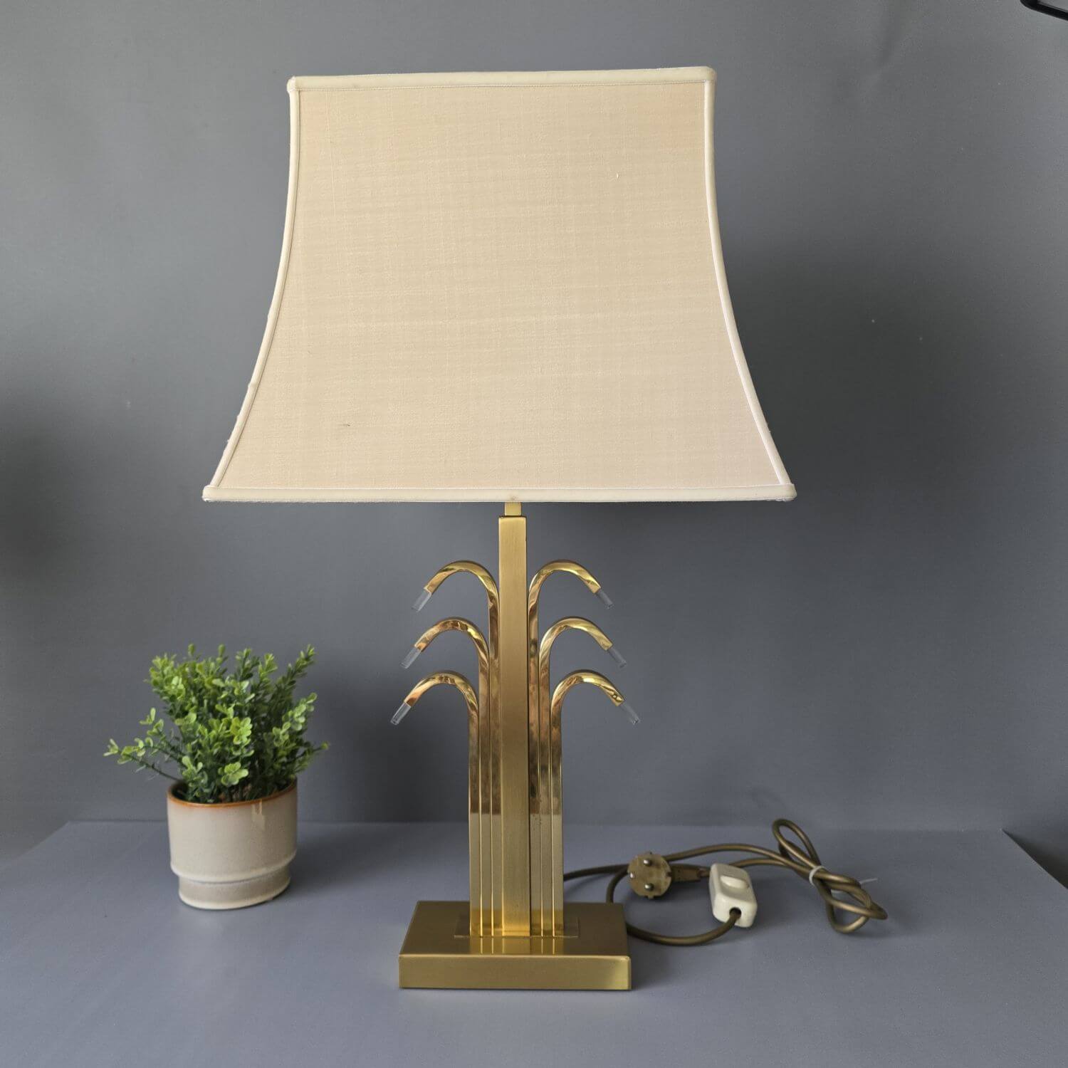 WKR Tischleuchte im Hollywood Regency Style - Messing mit Acryl Applikationen