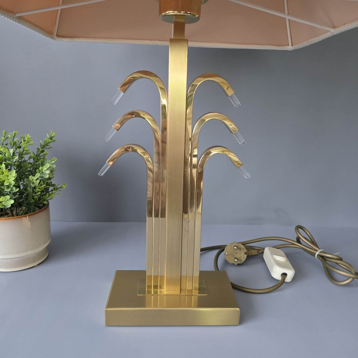 WKR Tischleuchte im Hollywood Regency Style - Messing mit Acryl Applikationen