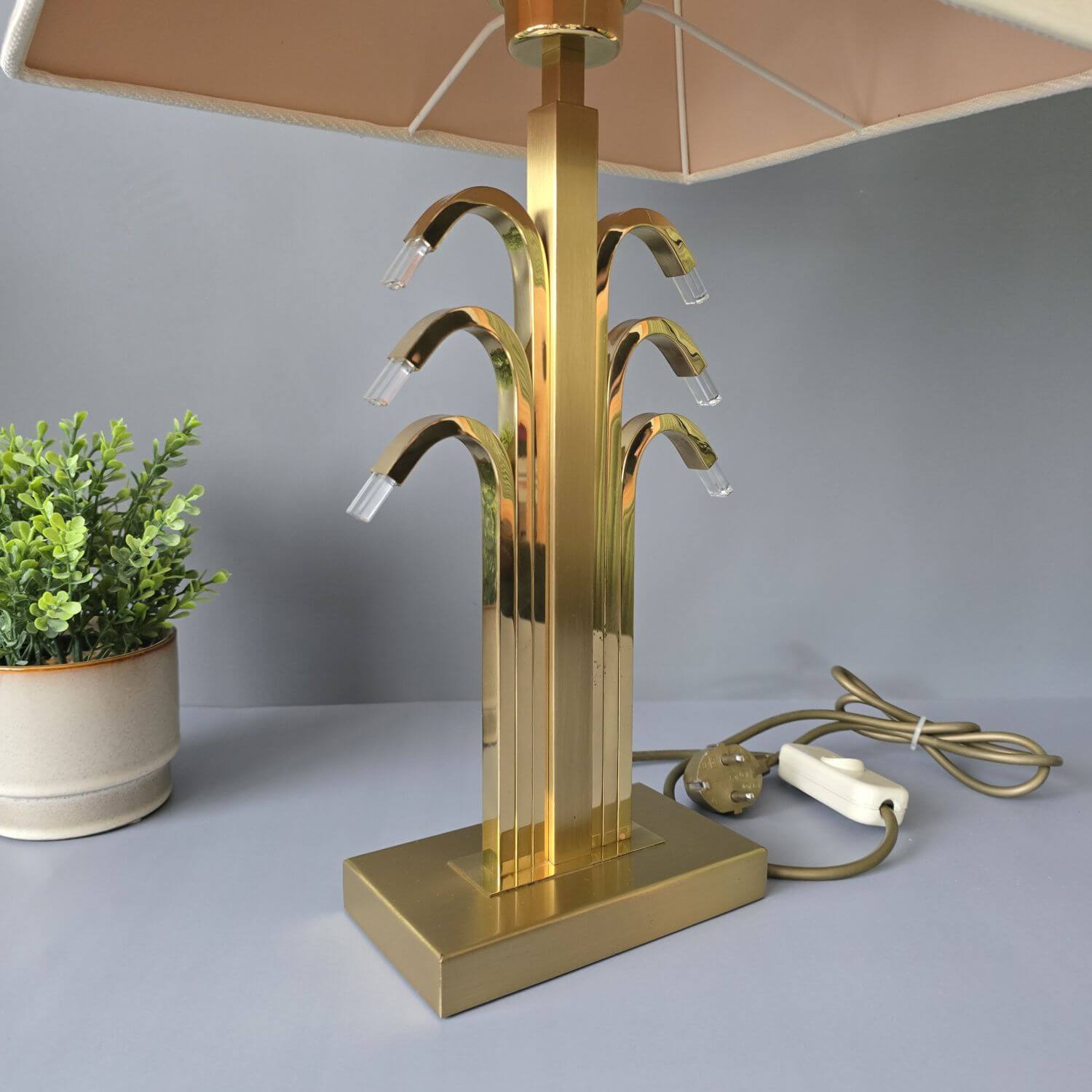 WKR Tischleuchte im Hollywood Regency Style - Messing mit Acryl Applikationen