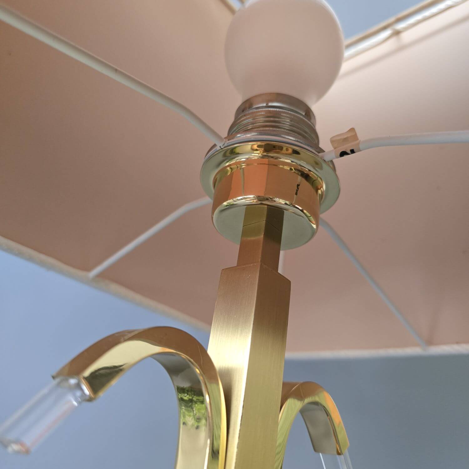 WKR Tischleuchte im Hollywood Regency Style - Messing mit Acryl Applikationen