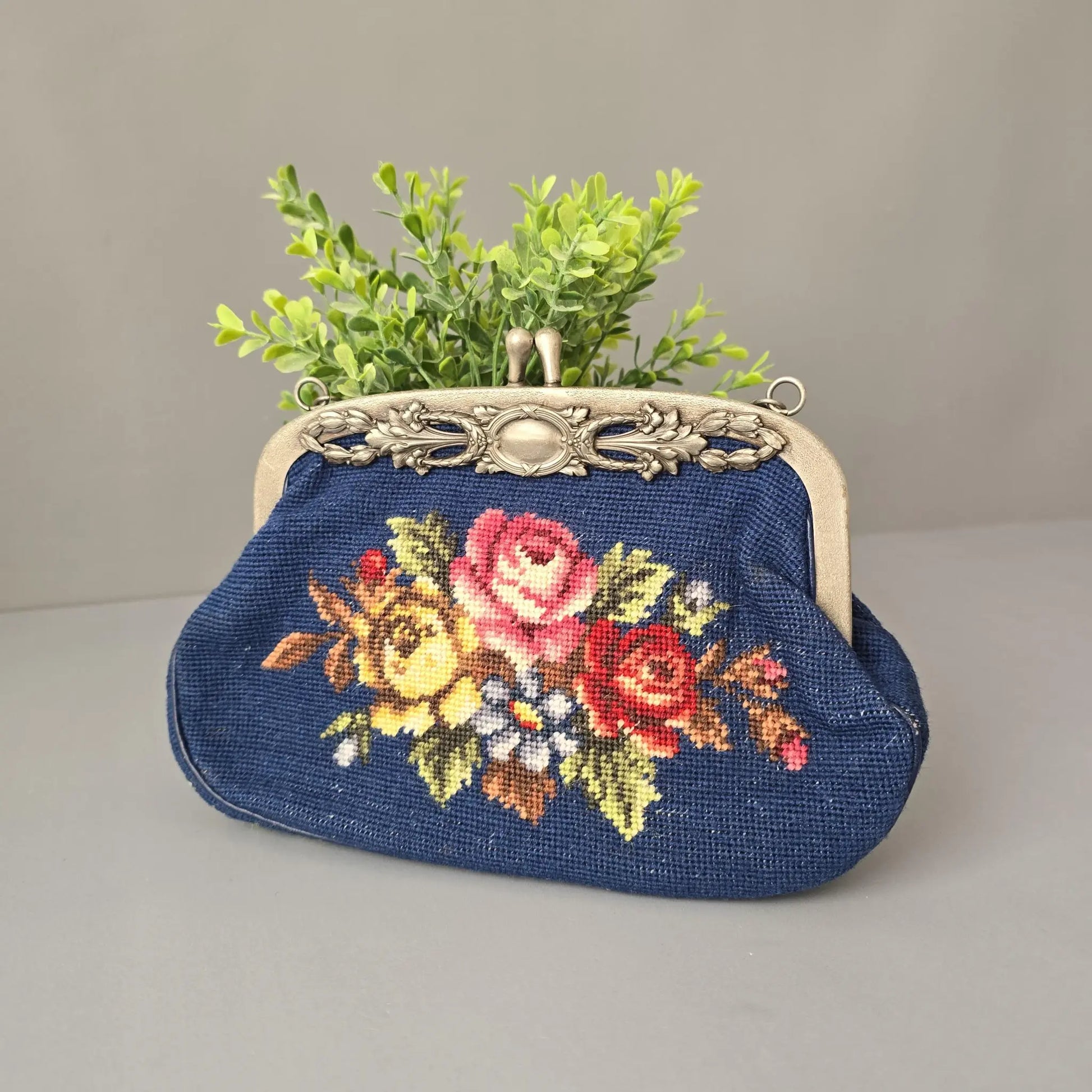 Handtasche - Petit-Point Gobelin Stickerei - Blau mit Rosen