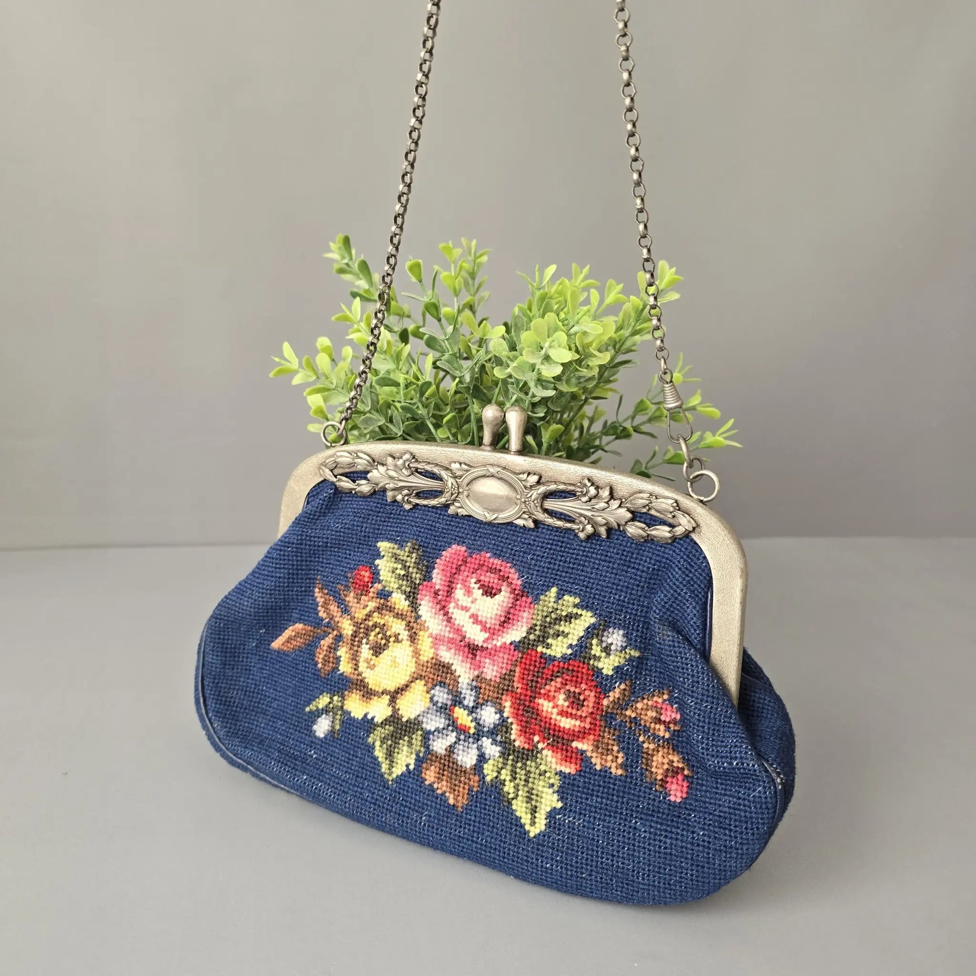 Handtasche - Petit-Point Gobelin Stickerei - Blau mit Rosen