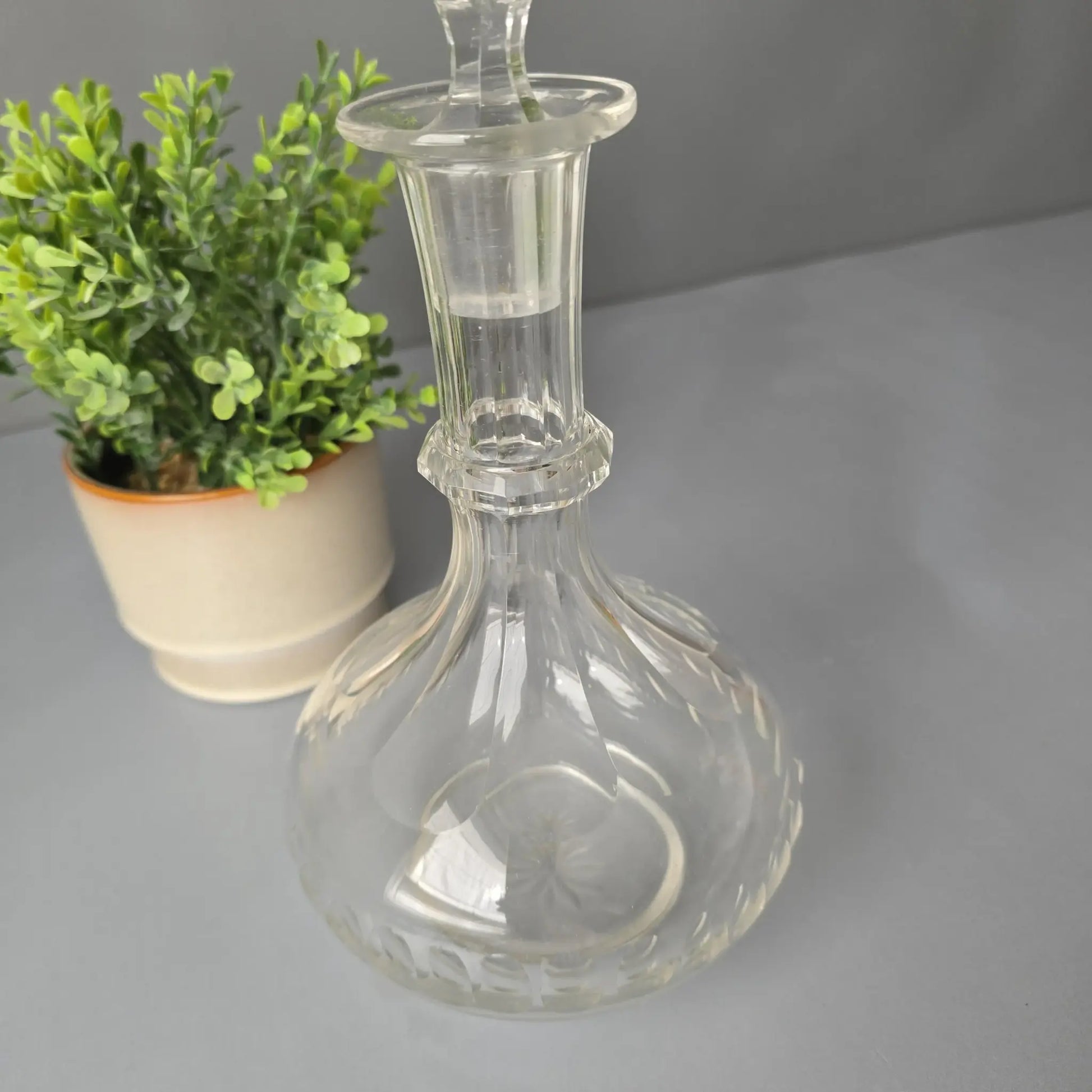 Dekanter - Glas-Karaffe mit Schliff