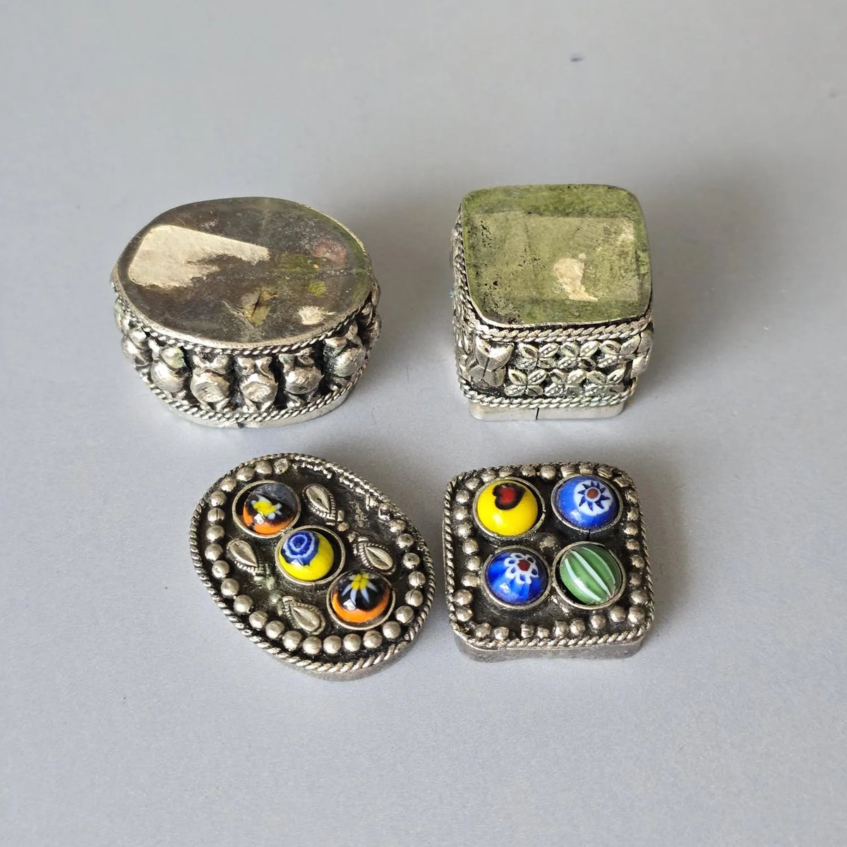 Zwei silberne Vintage Pillendosen aus Tibet - mit Glassteinen