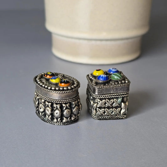 Zwei silberne Vintage Pillendosen aus Tibet - mit Glassteinen