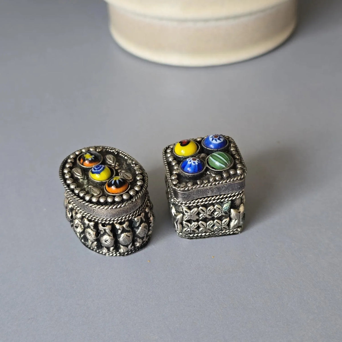 Zwei silberne Vintage Pillendosen aus Tibet - mit Glassteinen