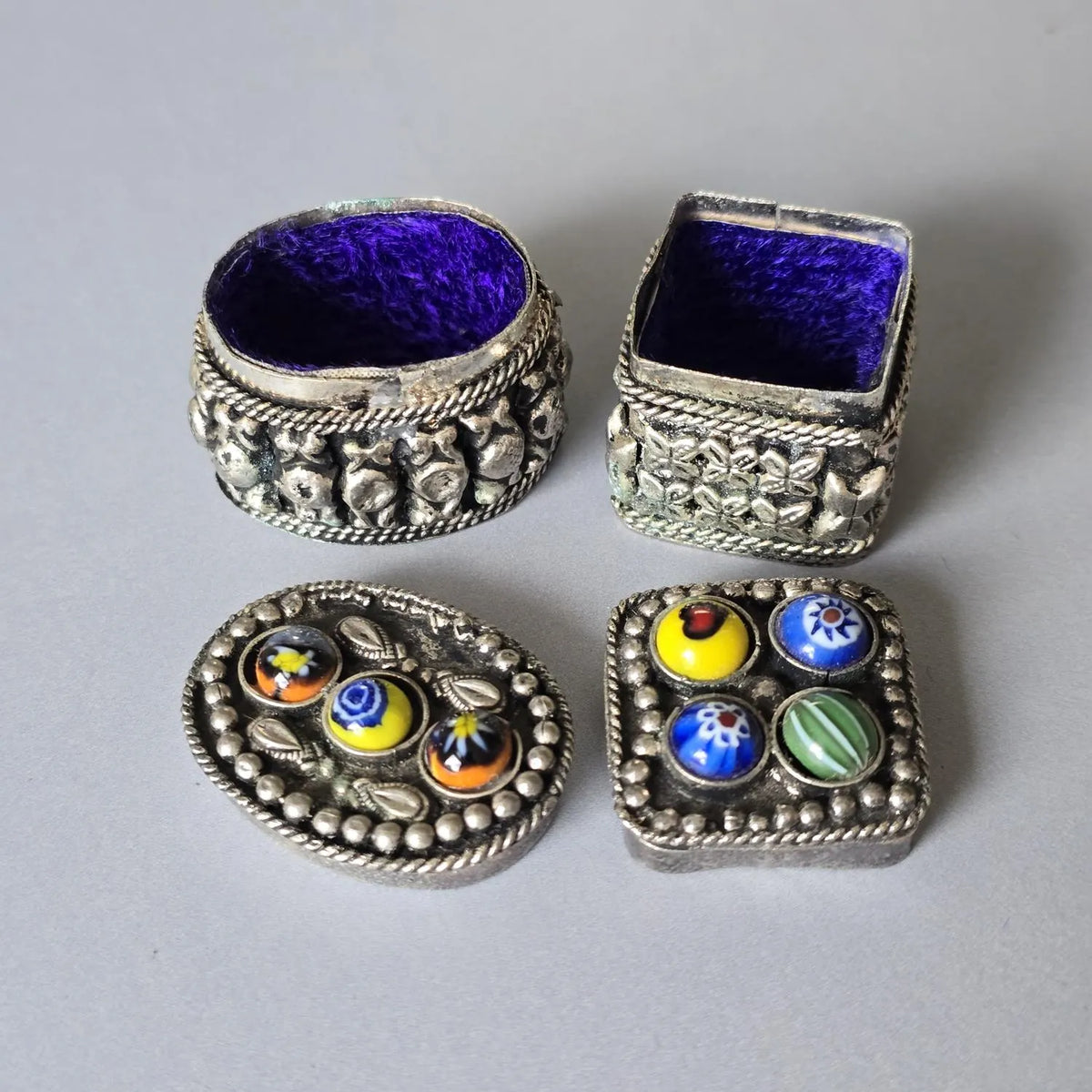 Zwei silberne Vintage Pillendosen aus Tibet - mit Glassteinen
