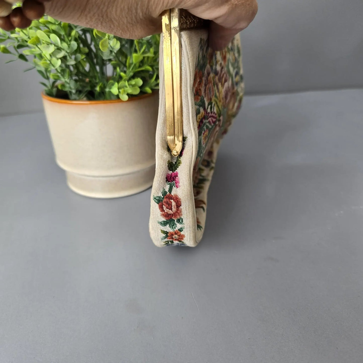 Vintage Gobelin Tasche mit Strasssteinchen am Verschluss
