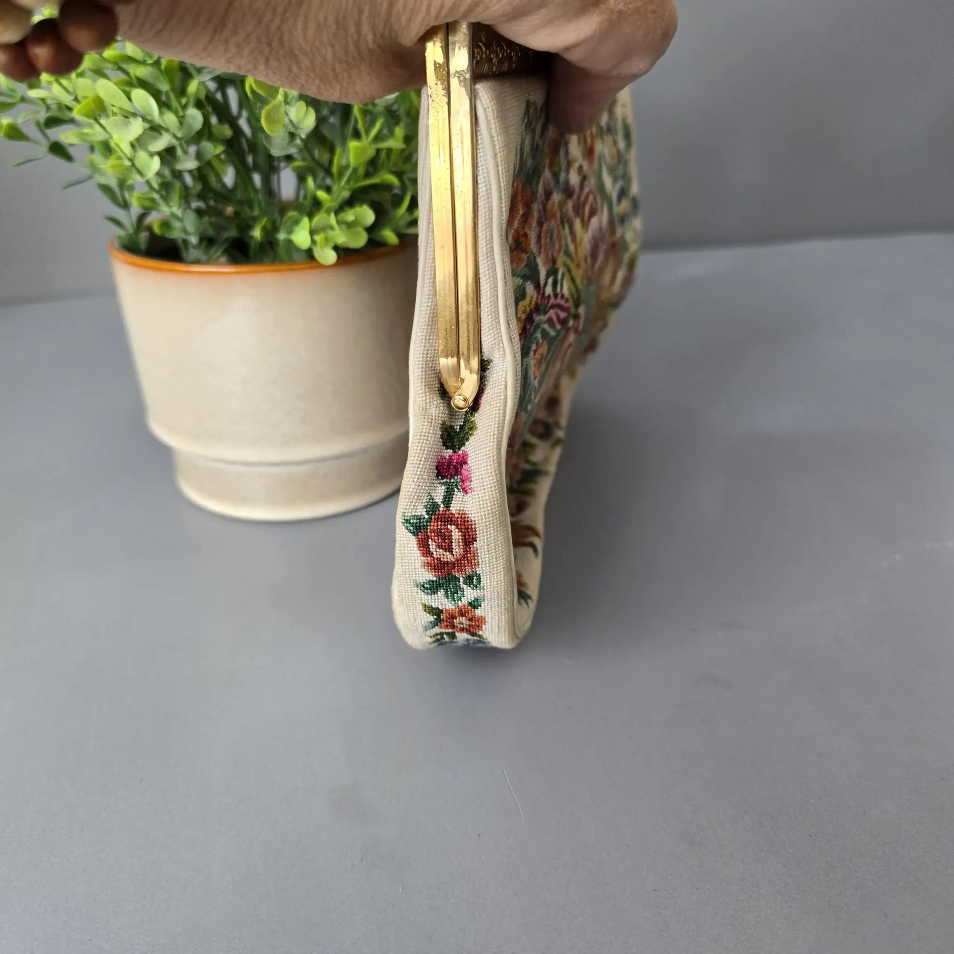 Vintage Gobelin Tasche mit Strasssteinchen am Verschluss
