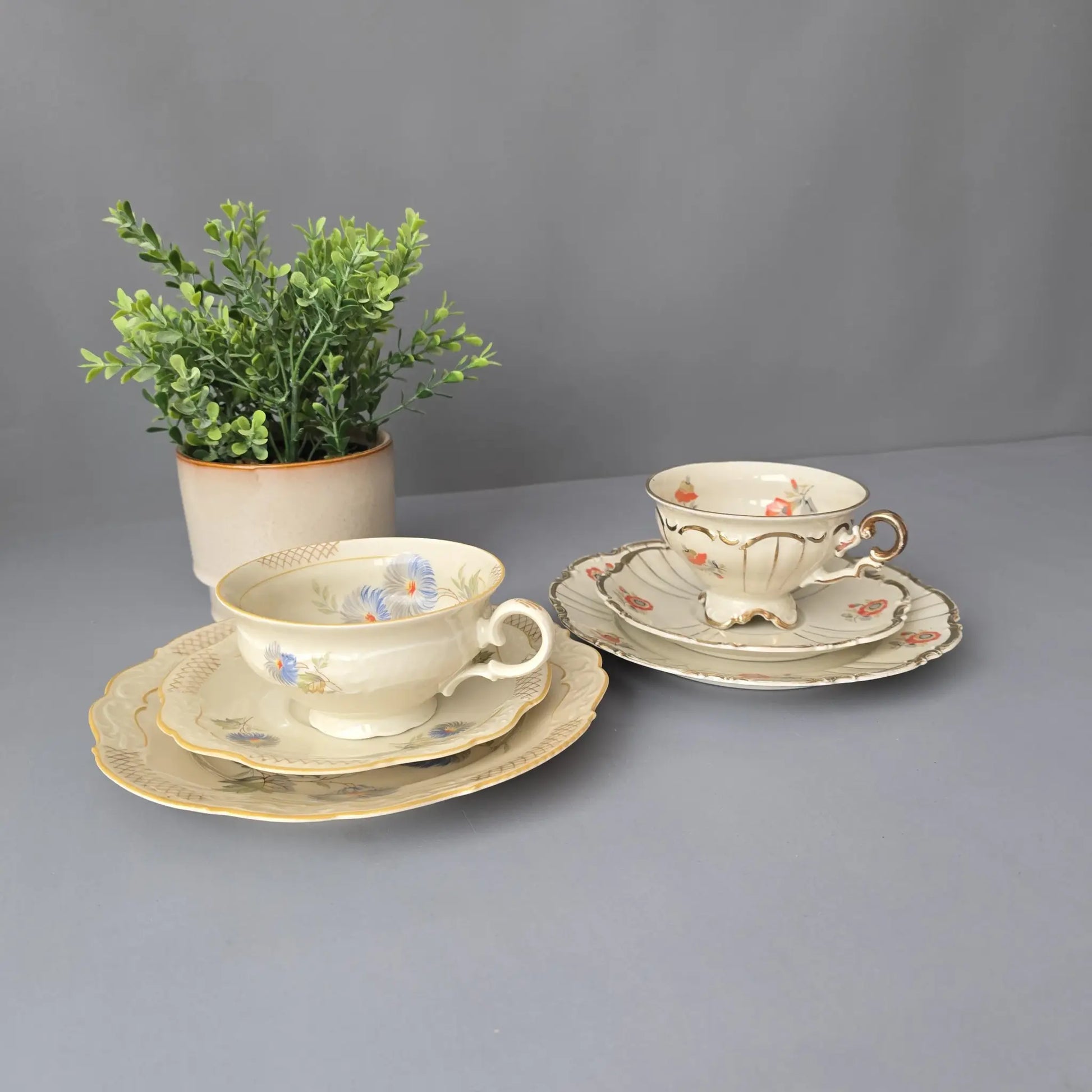Zwei Gedecke Sammeltassen in altweiß mit Blumen