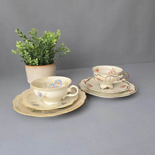 Zwei Gedecke Sammeltassen in altweiß mit Blumen