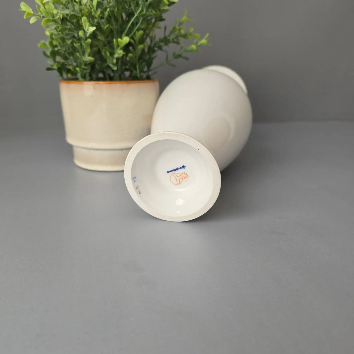 KPM Berlin - hohe trompetenförmige Vase mit blau-goldenem floralem Dekor