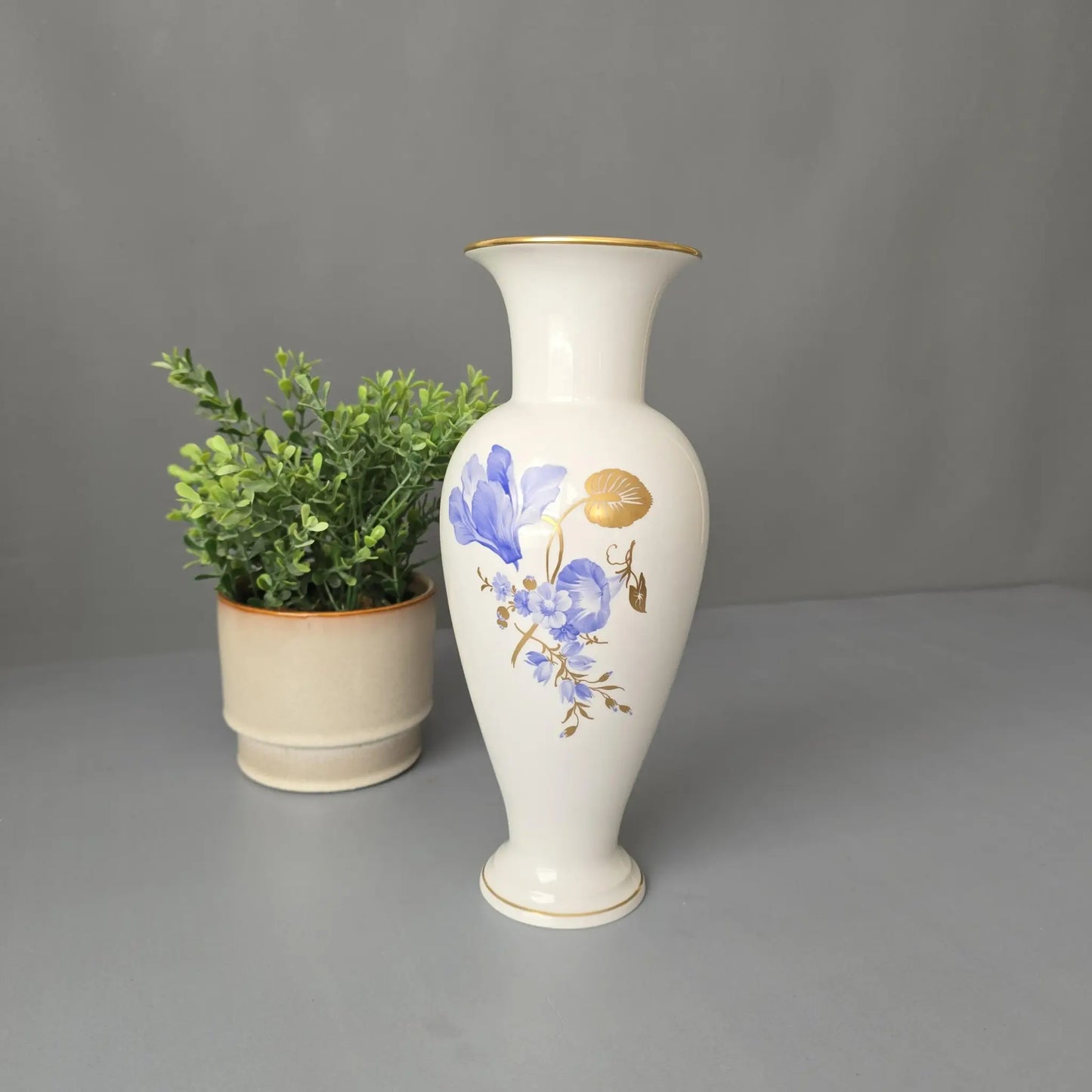 KPM Berlin - hohe trompetenförmige Vase mit blau-goldenem floralem Dekor