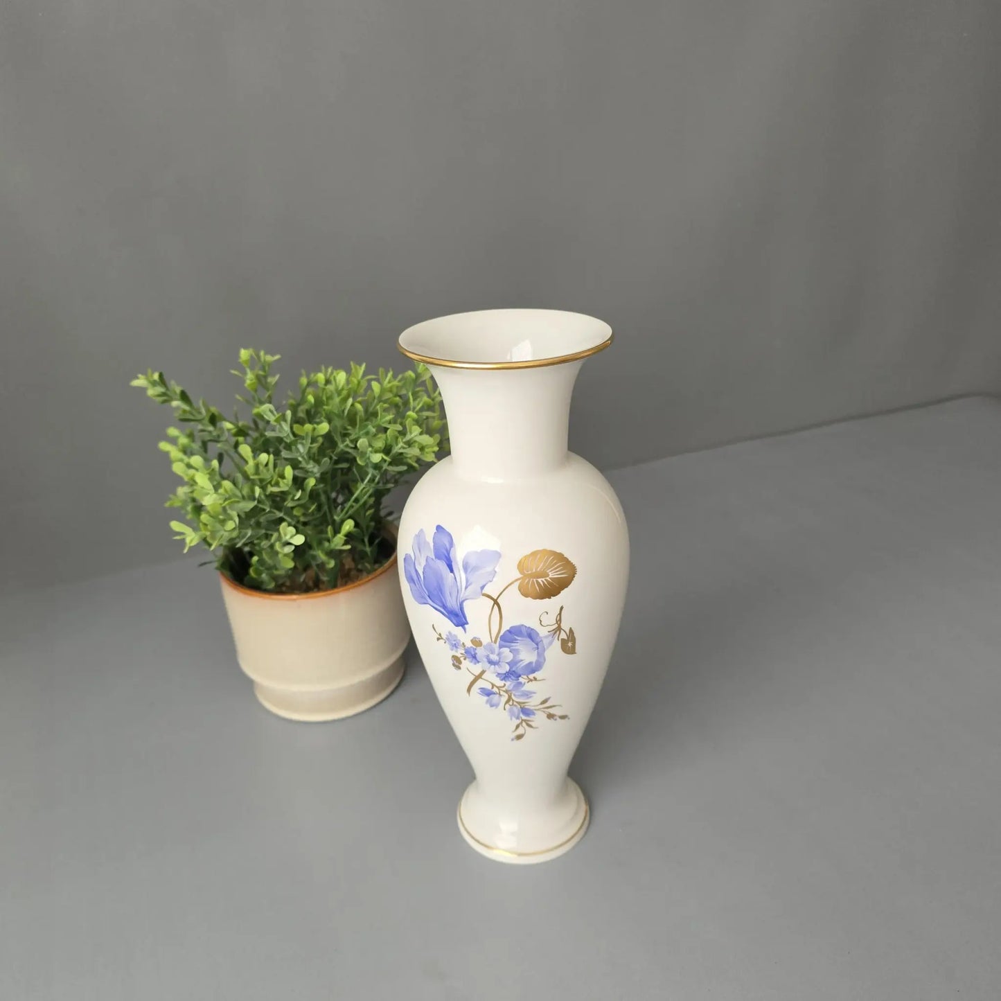 KPM Berlin - hohe trompetenförmige Vase mit blau-goldenem floralem Dekor